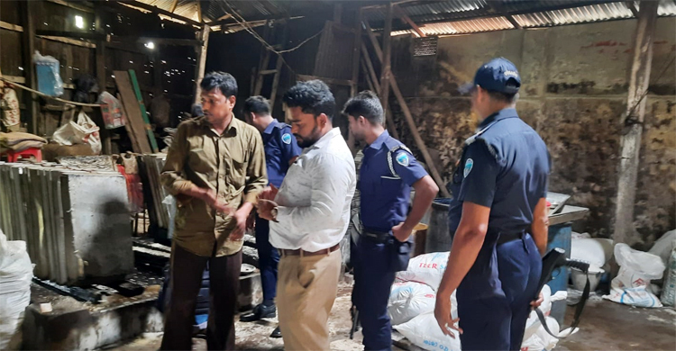 কাপড়ের রং দিয়ে তালমিছরি তৈরি, লাখ টাকা জরিমানা