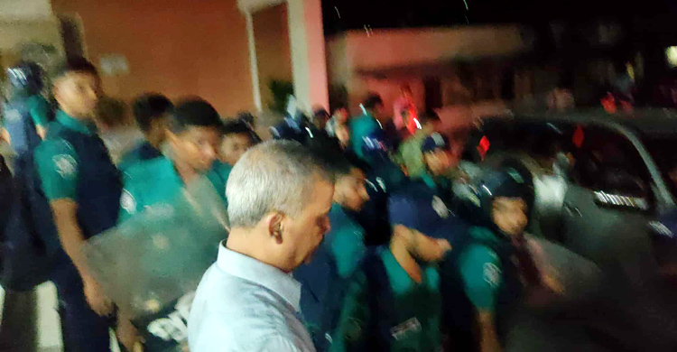 ৯ ঘণ্টা অবরুদ্ধের পর মাইলস্টোন ছাড়লেন দুই উপদেষ্টা-প্রেস সচিব