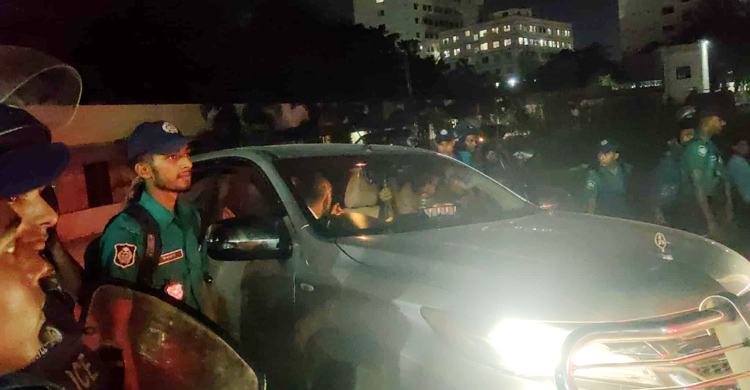 ৯ ঘণ্টা অবরুদ্ধের পর মাইলস্টোন ছাড়লেন দুই উপদেষ্টা-প্রেস সচিব