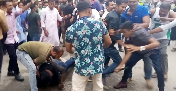 রিজভীর সামনেই বিএনপি নেতাকর্মীদের সংঘর্ষ