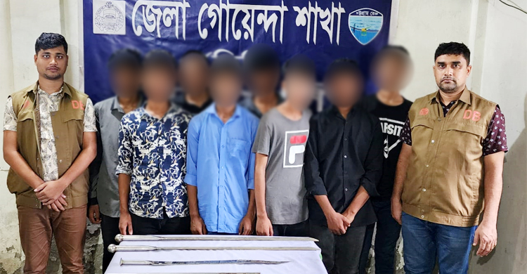 নোয়াখালীতে অস্ত্রসহ কিশোরগ্যাংয়ের ৮ সদস্য গ্রেফতার