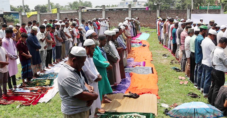 বৃষ্টি কামনায় নওগাঁয় ৩ শতাধিক মুসল্লির নামাজ আদায়