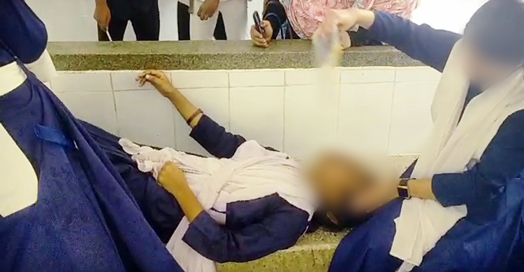 গরমে জ্ঞান হারিয়ে দুই শিক্ষার্থী হাসপাতালে