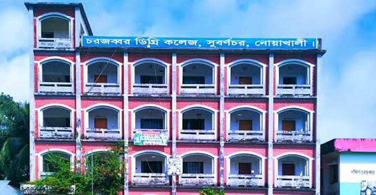 প্রবেশপত্র আটকে নেওয়া টাকা ফেরত দিচ্ছেন সেই অধ্যক্ষ