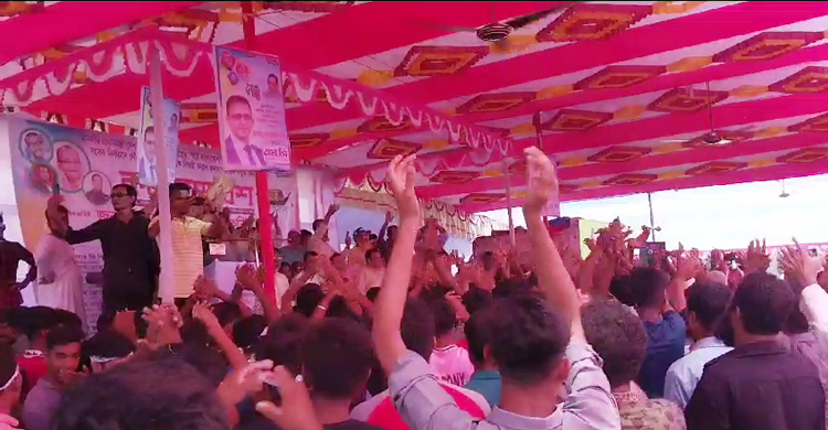 প্রধানমন্ত্রীর জন্য হাত তুলে দোয়া করলেন ১৭০০ ভাতাভোগী