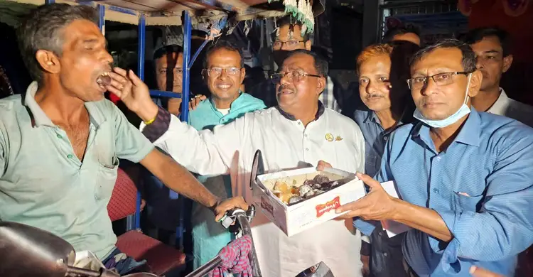 নওগাঁয় রিকশাচালক-পথচারীদের মিষ্টি খাওয়ালেন খাদ্যমন্ত্রী