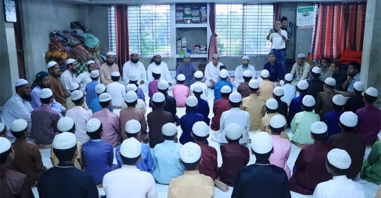 বঙ্গবন্ধুর জন্মদিনে ১০৪ এতিম শিশুকে খাওয়ালেন পুলিশ সুপার