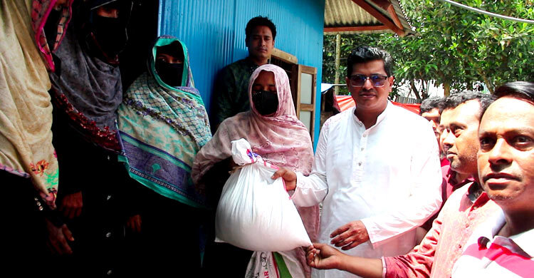 ট্রাকভর্তি ঈদ উপহার নিয়ে বাড়ি বাড়ি গেলেন মেয়র