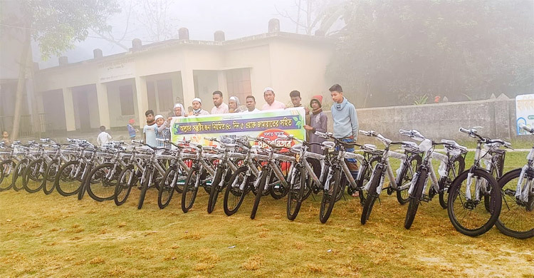 ২০০ ওয়াক্ত নামাজ জামায়াতে পড়ে বাইসাইকেল পেলো ২১ শিশু