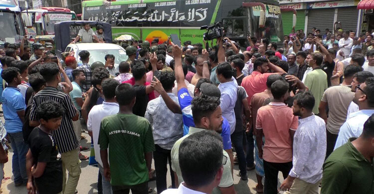 নোয়াখালীতে মাইক্রোস্ট্যান্ড উচ্ছেদে গিয়ে অবরুদ্ধ ম্যাজিস্ট্রেট