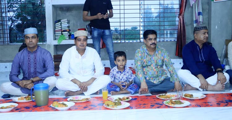 বঙ্গবন্ধুর জন্মদিনে ১০৪ এতিম শিশুকে খাওয়ালেন পুলিশ সুপার