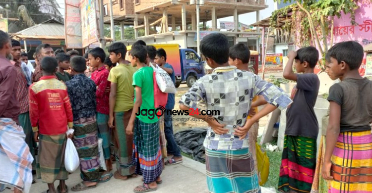 সংসার চালাতে ওদের হাতেও কাস্তে