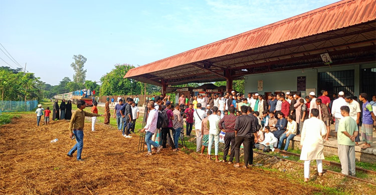 ট্রেনের দাবিতে নোয়াখালীতে রেলপথ অবরোধ