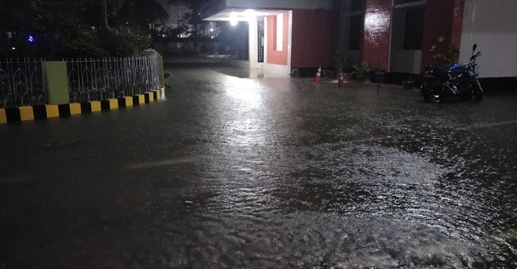 নোয়াখালীতে তিন ঘণ্টায় ১৭৭ মিলিমিটার বৃষ্টি, জলাবদ্ধতায় দুর্ভোগ