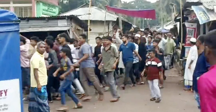 নিষিদ্ধ ছাত্রলীগের মিছিলে হাজারো নেতাকর্মী, সরে গেল পুলিশ