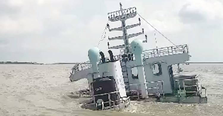 মেঘনায় সিরামিকের গুঁড়া নিয়ে ডুবলো জাহাজ, নাবিকসহ ১২ জন উদ্ধার