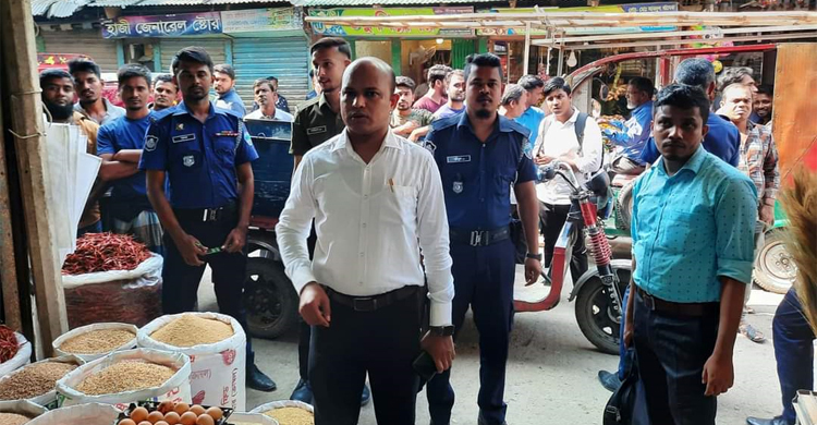 ২৫ টাকা বেশিতে পেঁয়াজ বিক্রি করে জরিমানা গুনলেন ২০ হাজার