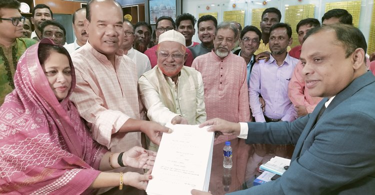 স্বামী নৌকার, স্বতন্ত্র প্রার্থীর মনোনয়ন জমা দিলেন স্ত্রী