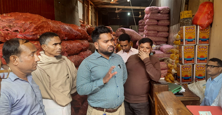 মজুত করায় ২৮৫ বস্তা পেঁয়াজ ১১৬ টাকা দরে বিক্রির নির্দেশ