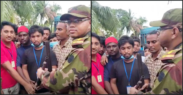 থানা থেকে লুট হওয়া অস্ত্র ফিরিয়ে দিলেন শিক্ষার্থীরা