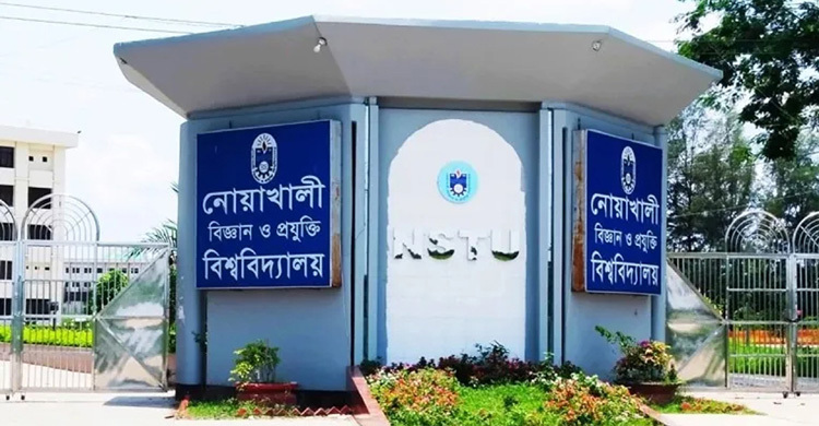 ছাত্রীহলে পুরুষ কর্মচারীদের তল্লাশি, প্রতিবাদে বিক্ষোভ