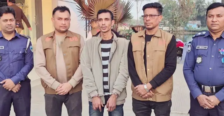 নোয়াখালীতে একাধিক মামলার আসামি বাবা-ছেলে গ্রেফতার, অস্ত্র উদ্ধার