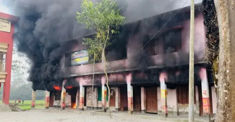 নোয়াখালীতে ভোটকেন্দ্রের পাশের বিদ্যালয়ে আগুন