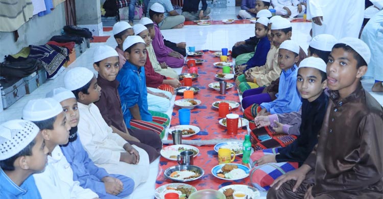 বঙ্গবন্ধুর জন্মদিনে ১০৪ এতিম শিশুকে খাওয়ালেন পুলিশ সুপার
