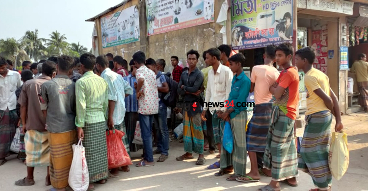 সংসার চালাতে ওদের হাতেও কাস্তে