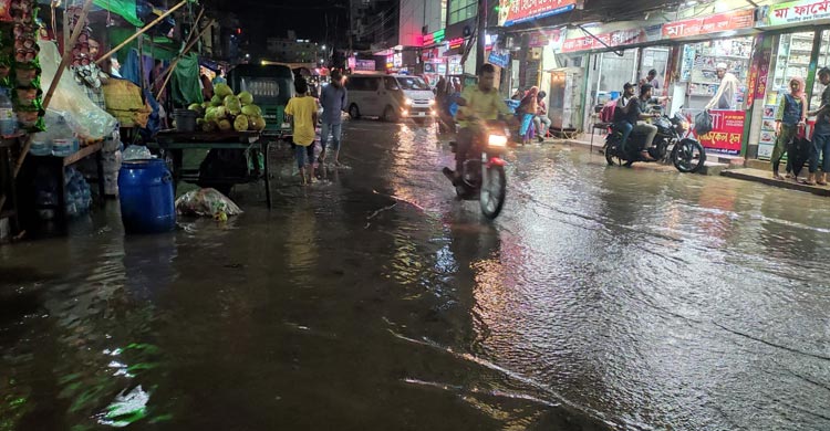 নোয়াখালীতে তিন ঘণ্টায় ১৭৭ মিলিমিটার বৃষ্টি, জলাবদ্ধতায় দুর্ভোগ