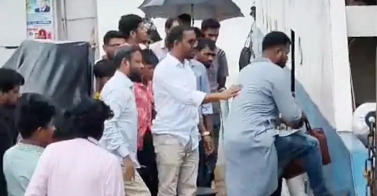 এমপি হান্নান মাসউদকে নিতে মাঝ নদী থেকে ঘুরলো ফেরি