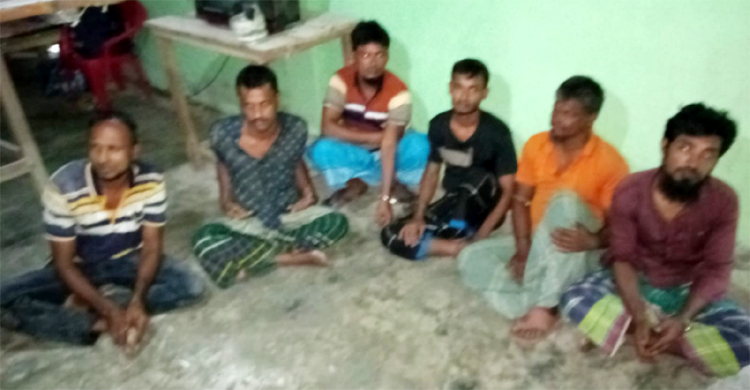 পুলিশ ক্যাম্প-আওয়ামী লীগ কার্যালয়ে হামলা, আটক ৬