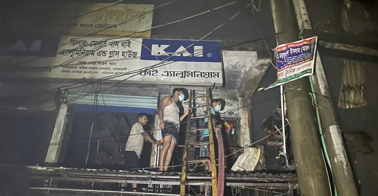 নোয়াখালীতে বাজারে অগ্নিকাণ্ড, ৩০ কোটি টাকা ক্ষতি দাবি