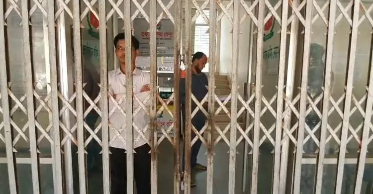 ভোটকেন্দ্রে মোবাইল নিষিদ্ধের প্রতিবাদে নির্বাচন অফিস ঘেরাও