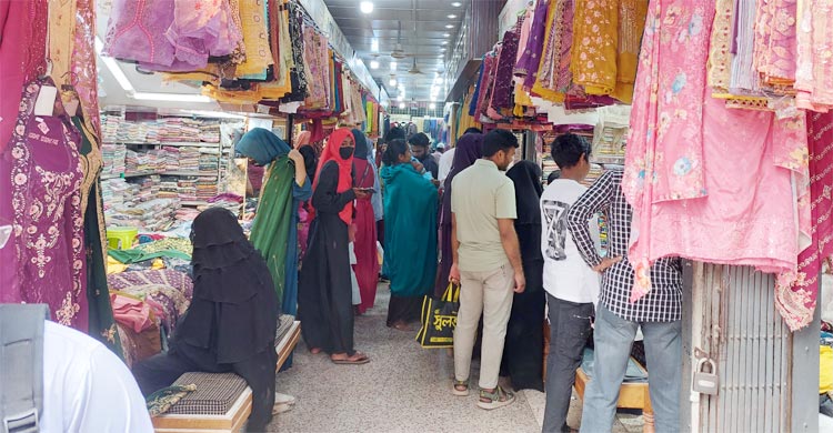 জমে উঠেছে নওগাঁর ঈদ বাজার