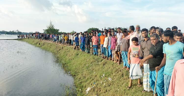 নোয়াখালীতে বাঁধ রক্ষায় লাঠি হাতে গ্রামবাসীর পাহারা