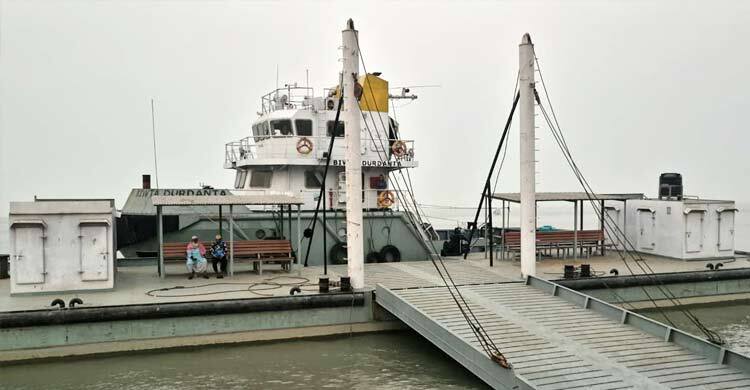 হাতিয়ায় সি-ট্রাক ব্যবসায়ীদের হুমকিতে ফেরি চলাচল বন্ধ