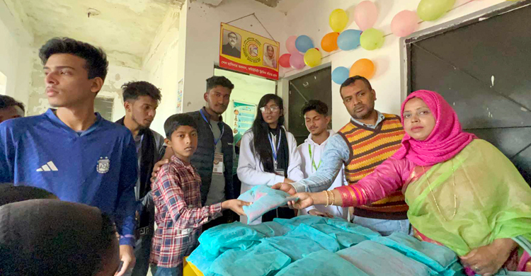 দুই টাকায় শীতের পোশাক পেল ২০০ অসহায়