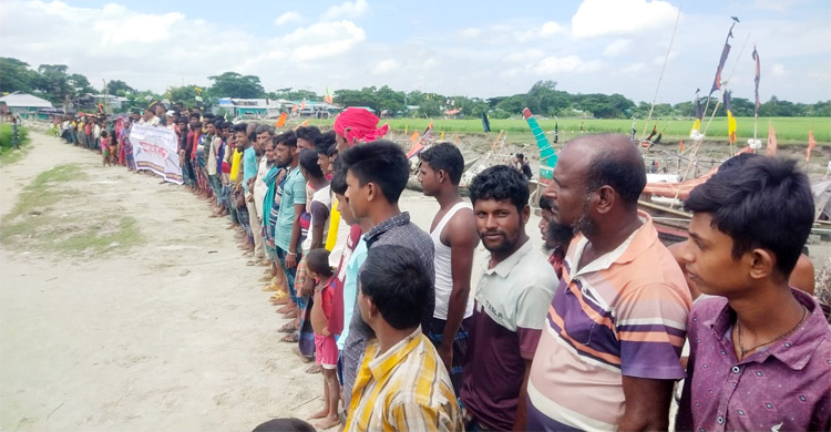 নিষেধাজ্ঞা চললেও সীমানায় ঢুকে ইলিশ ধরছে ভারতীয় জেলেরা