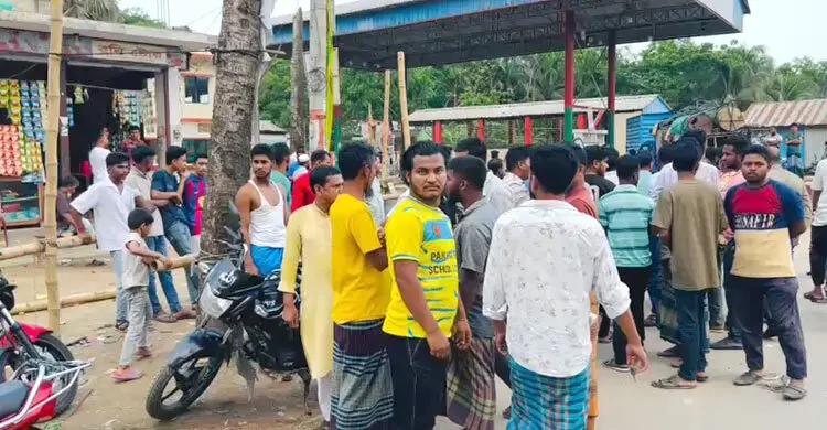 ‘তেল নেই’ বলায় ফিলিং স্টেশনে হামলা-ভাঙচুর, আটক ২