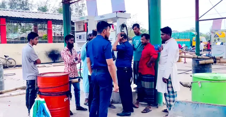 &lsquo;তেল নেই&rsquo; বলায় ফিলিং স্টেশনে হামলা-ভাঙচুর, আটক ২