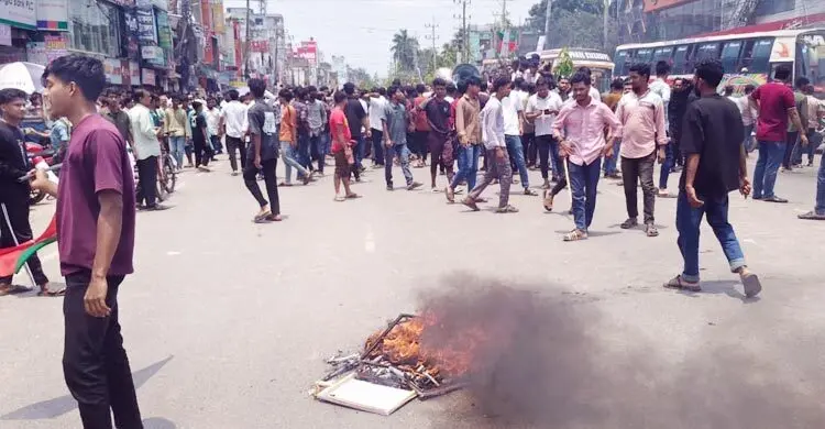 ছাত্রদলের কমিটি বাতিলের দাবিতে সড়ক অবরোধ পদবঞ্চিতদের, ককটেল বিস্ফোরণ