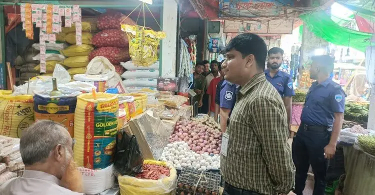 মসলার মূল্য তালিকা না থাকায় ৩ প্রতিষ্ঠানকে জরিমানা