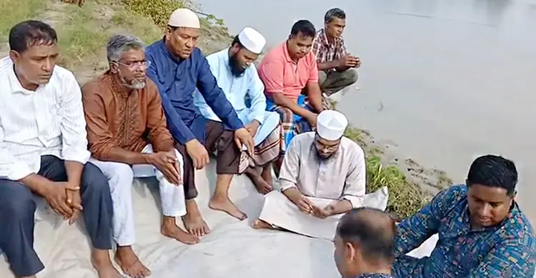 ভাঙন রোধে নদী পাড়ে বিশেষ দোয়া