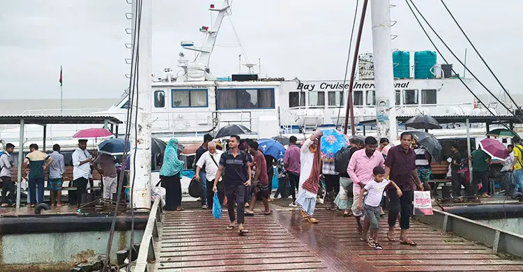 হাতিয়ায় ৪ দিন ধরে বন্ধ ফেরি চলাচল, বৃষ্টিতে দুর্ভোগে বাসিন্দারা