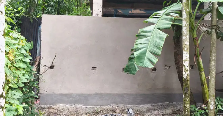 বিচারাধীন জমিতে দেওয়াল, একমাত্র পথ বন্ধ হয়ে অবরুদ্ধ ৭ পরিবার
