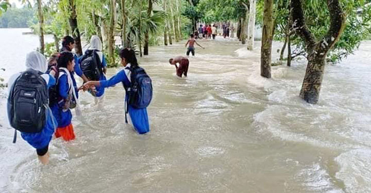 নোয়াখালীতে পানিবন্দি ২০ লাখ মানুষের মানবেতর জীবন