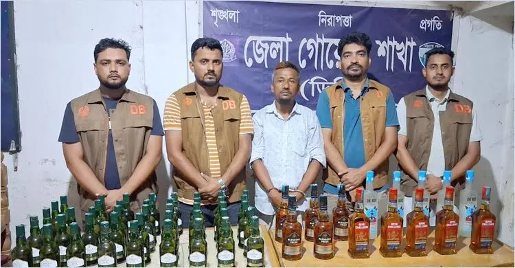 বিদেশি মদসহ বাড়ির মালিক আটক
