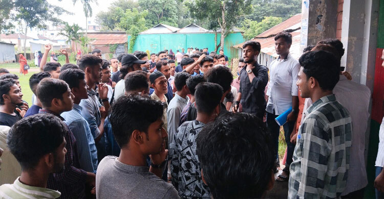 প্রবেশপত্র আটকে টাকা আদায়, কলেজে তালা দিয়ে শিক্ষার্থীদের বিক্ষোভ