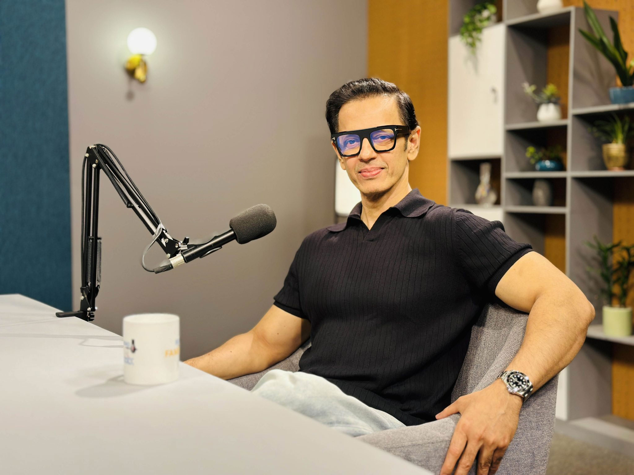 নোবেলের সঙ্গে বাবা-মা, ছবি তুলেছেন ভোটারদের সঙ্গেও